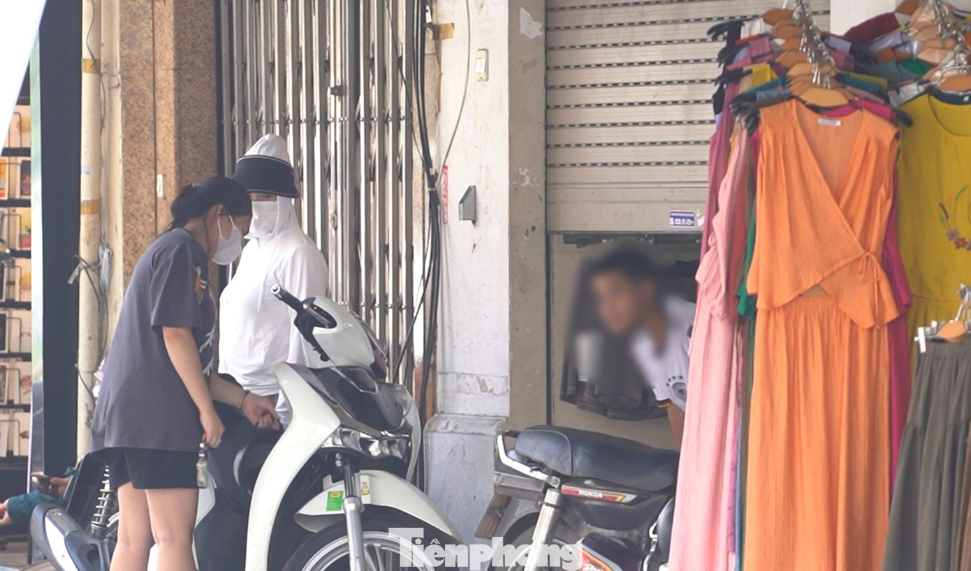 Khi có khách, cửa hàng mới hé cửa cho vào. (Hình ảnh ghi nhận tại phố Hàng Ngang lúc 15h chiều 11/6). Khi có khách, cửa hàng mới hé cửa cho vào. (Hình ảnh ghi nhận tại phố Hàng Ngang lúc 15h chiều 11/6).