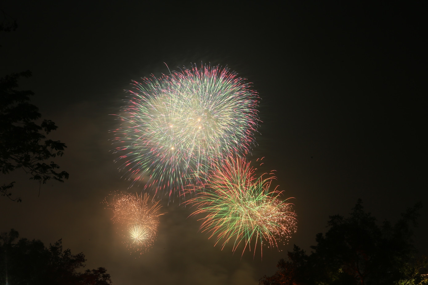 Chào mừng Tết Dương lịch năm 2025, Thành phố Hà Nội tổ chức bắn pháo hoa tại 5 điểm với 6 trận địa bắn pháo hoa tầm cao kết hợp tầm thấp tại các điểm trước trụ sở Tòa soạn Báo Hà Nội mới và trước Bưu điện Hà Nội (quận Hoàn Kiếm); tại khuôn viên đường đua F1 (quận Nam Từ Liêm); hồ Văn Quán (quận Hà Đông); Thành cổ Sơn Tây (Thị xã Sơn Tây); Trung tâm TDTT huyện Đông Anh (huyện Đông Anh). Chào mừng Tết Dương lịch năm 2025, Thành phố Hà Nội tổ chức bắn pháo hoa tại 5 điểm với 6 trận địa bắn pháo hoa tầm cao kết hợp tầm thấp tại các điểm trước trụ sở Tòa soạn Báo Hà Nội mới và trước Bưu điện Hà Nội (quận Hoàn Kiếm); tại khuôn viên đường đua F1 (quận Nam Từ Liêm); hồ Văn Quán (quận Hà Đông); Thành cổ Sơn Tây (Thị xã Sơn Tây); Trung tâm TDTT huyện Đông Anh (huyện Đông Anh).