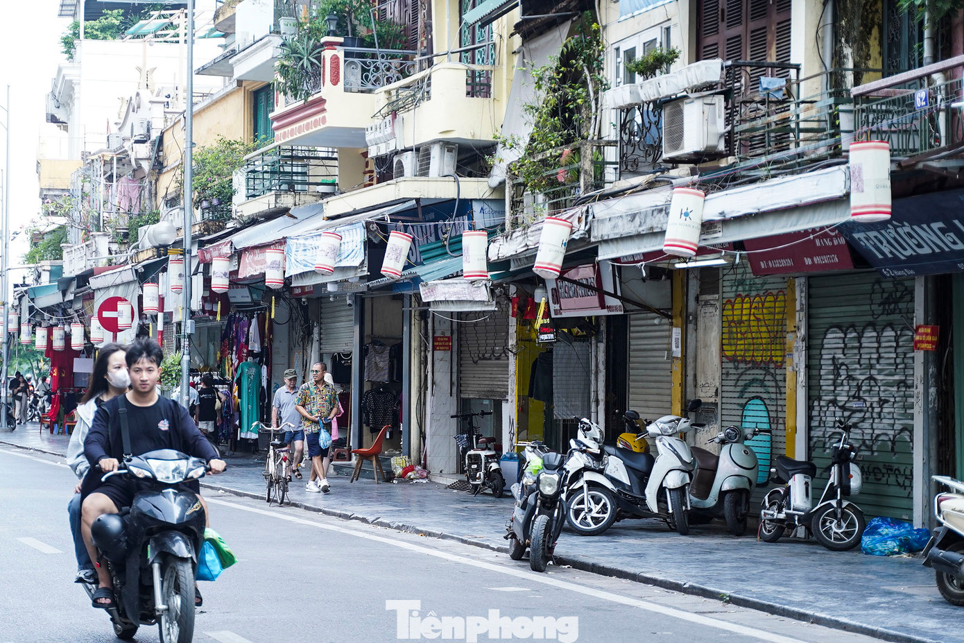 Số ít cửa hàng mở cửa nhưng rất vắng khách.