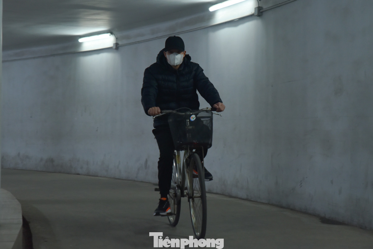 Nhiều người còn đưa cả xe đạp xuống dưới này để đạp xe thể dục. Nhiều người còn đưa cả xe đạp xuống dưới này để đạp xe thể dục.