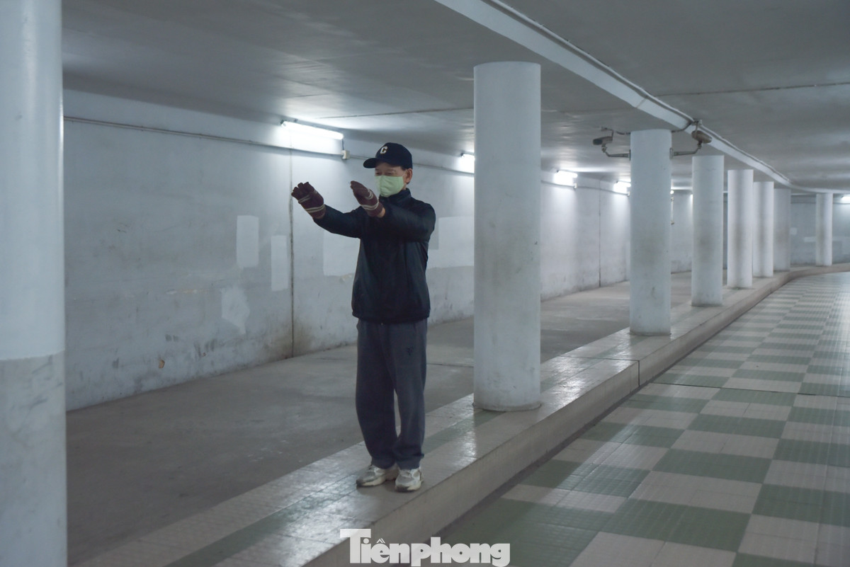 Ông Nguyễn Văn Hiển (quận Đống Đa) đến hầm đi bộ tập thể dục từ 5 giờ sáng. "Ngày nào cũng thế, tôi đều đi tập thể dục từ sáng sớm. Bình thường tôi hay đến công viên, mấy ngày nay lạnh quá nên tôi xuống dưới hầm này để tránh lạnh, tập luyện thoải mái hơn". Ông Nguyễn Văn Hiển (quận Đống Đa) đến hầm đi bộ tập thể dục từ 5 giờ sáng. "Ngày nào cũng thế, tôi đều đi tập thể dục từ sáng sớm. Bình thường tôi hay đến công viên, mấy ngày nay lạnh quá nên tôi xuống dưới hầm này để tránh lạnh, tập luyện thoải mái hơn".