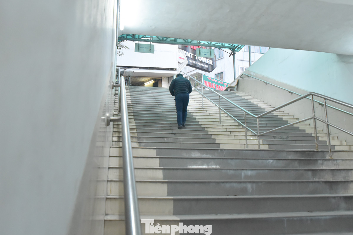 Theo Trung tâm Dự báo KTTV quốc gia, ngày 26/1, Hà Nội nền nhiệt dao động từ 8 đến 15 độ C, trời rét hại. Theo Trung tâm Dự báo KTTV quốc gia, ngày 26/1, Hà Nội nền nhiệt dao động từ 8 đến 15 độ C, trời rét hại.