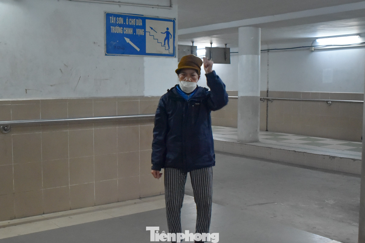 Mấy ngày nay, Hà Nội vào đợt lạnh nhất mùa đông trong năm, nhiệt độ chỉ từ 8 đến 10 độ C, rất đông người dân xuống hầm đi bộ để tập thể dục. Mấy ngày nay, Hà Nội vào đợt lạnh nhất mùa đông trong năm, nhiệt độ chỉ từ 8 đến 10 độ C, rất đông người dân xuống hầm đi bộ để tập thể dục.