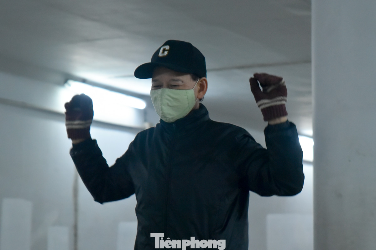 Ông Nguyễn Văn Hiển (quận Đống Đa) đến hầm đi bộ tập thể dục từ 5 giờ sáng. "Ngày nào cũng thế, tôi đều đi tập thể dục từ sáng sớm. Bình thường tôi hay đến công viên, mấy ngày nay lạnh quá nên tôi xuống dưới hầm này để tránh lạnh, tập luyện thoải mái hơn". Ông Nguyễn Văn Hiển (quận Đống Đa) đến hầm đi bộ tập thể dục từ 5 giờ sáng. "Ngày nào cũng thế, tôi đều đi tập thể dục từ sáng sớm. Bình thường tôi hay đến công viên, mấy ngày nay lạnh quá nên tôi xuống dưới hầm này để tránh lạnh, tập luyện thoải mái hơn".