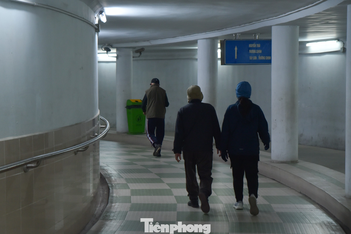 Từ 5 giờ sáng là đã có một số người đến tập thể dục, phần lớn là người lớn tuổi, hầu hết đều cho rằng việc giữ thói quen rèn luyện sức khoẻ mỗi ngày là rất tốt. Từ 5 giờ sáng là đã có một số người đến tập thể dục, phần lớn là người lớn tuổi, hầu hết đều cho rằng việc giữ thói quen rèn luyện sức khoẻ mỗi ngày là rất tốt.