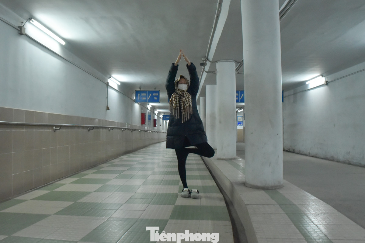 Có cả những bạn nữ xuống hầm đi bộ để tập Yoga. Có cả những bạn nữ xuống hầm đi bộ để tập Yoga.