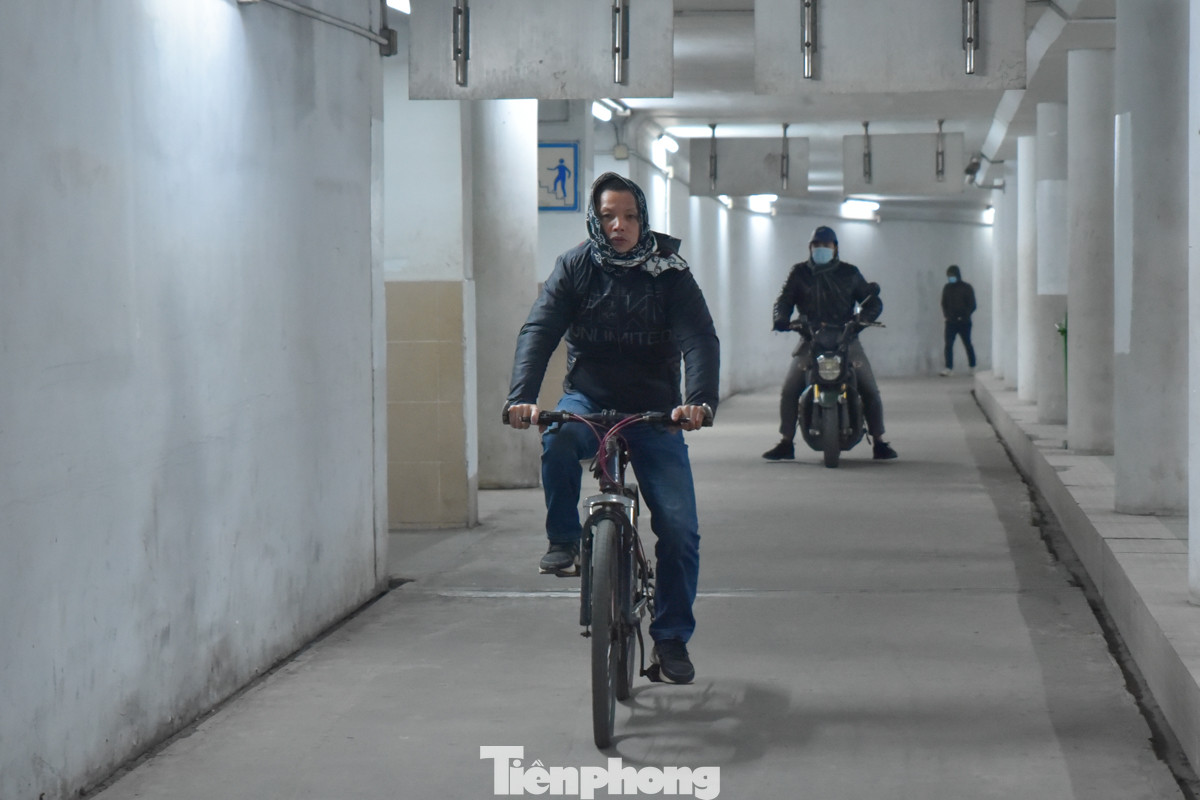 Nhiều người còn đưa cả xe đạp xuống dưới này để đạp xe thể dục. Nhiều người còn đưa cả xe đạp xuống dưới này để đạp xe thể dục.