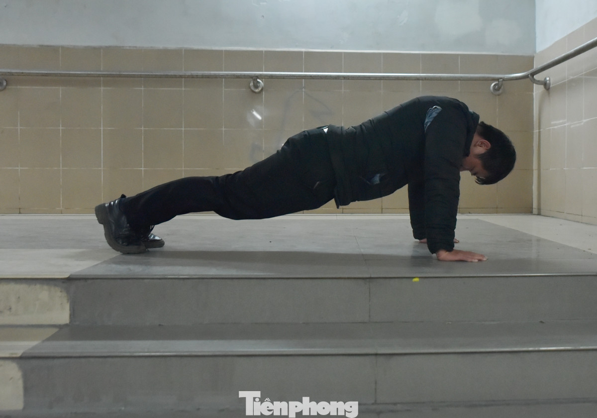Anh Nguyễn Duy (quận Thanh Xuân) vừa mặc áo phao vừa tập luyện. Anh Duy cho biết: "Tập ở dưới hầm cũng thích vì không quá lạnh, rộng rãi". Anh Nguyễn Duy (quận Thanh Xuân) vừa mặc áo phao vừa tập luyện. Anh Duy cho biết: "Tập ở dưới hầm cũng thích vì không quá lạnh, rộng rãi".
