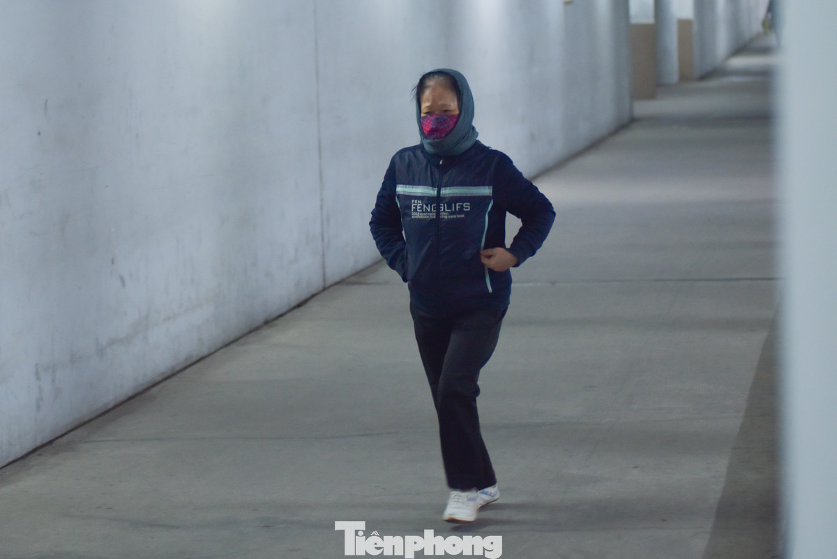 Từ 5 giờ sáng là đã có một số người đến tập thể dục, phần lớn là người lớn tuổi, hầu hết đều cho rằng việc giữ thói quen rèn luyện sức khoẻ mỗi ngày là rất tốt. Từ 5 giờ sáng là đã có một số người đến tập thể dục, phần lớn là người lớn tuổi, hầu hết đều cho rằng việc giữ thói quen rèn luyện sức khoẻ mỗi ngày là rất tốt.