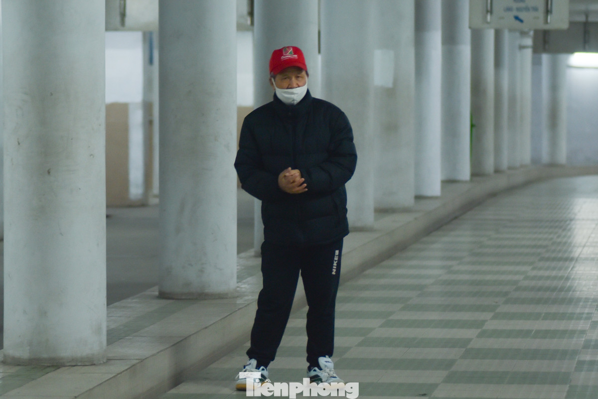 Từ 5 giờ sáng là đã có một số người đến tập thể dục, phần lớn là người lớn tuổi, hầu hết đều cho rằng việc giữ thói quen rèn luyện sức khoẻ mỗi ngày là rất tốt. Từ 5 giờ sáng là đã có một số người đến tập thể dục, phần lớn là người lớn tuổi, hầu hết đều cho rằng việc giữ thói quen rèn luyện sức khoẻ mỗi ngày là rất tốt.