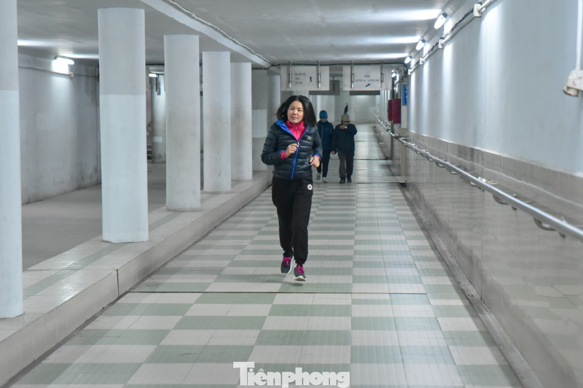 Một số người chọn chạy bộ trong lòng đường hầm. Một số người chọn chạy bộ trong lòng đường hầm.