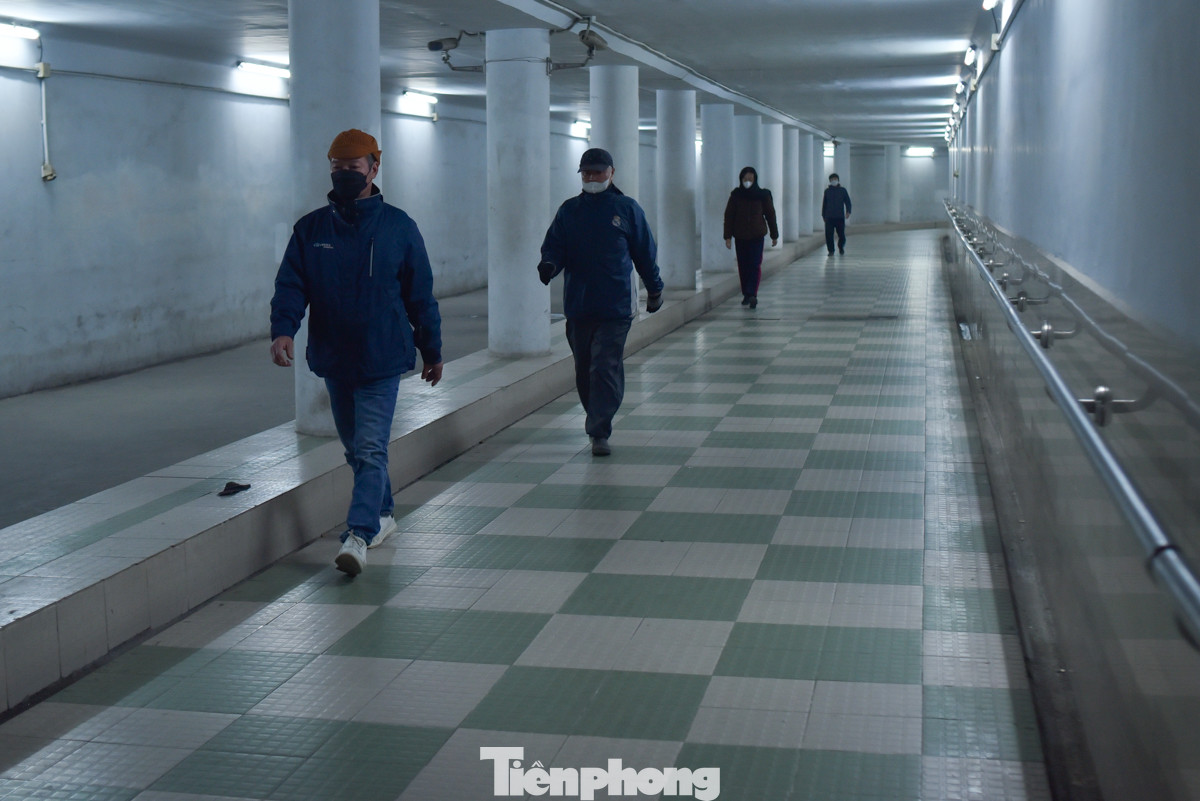 Hầm dành cho người đi bộ lớn nhất Hà Nội nằm ở khu vực Ngã Tư Sở, nơi người dân có thể lưu thông qua các tuyến đường như Trường Chinh, Láng, Tây Sơn và Nguyễn Trãi. Hầm dành cho người đi bộ lớn nhất Hà Nội nằm ở khu vực Ngã Tư Sở, nơi người dân có thể lưu thông qua các tuyến đường như Trường Chinh, Láng, Tây Sơn và Nguyễn Trãi.