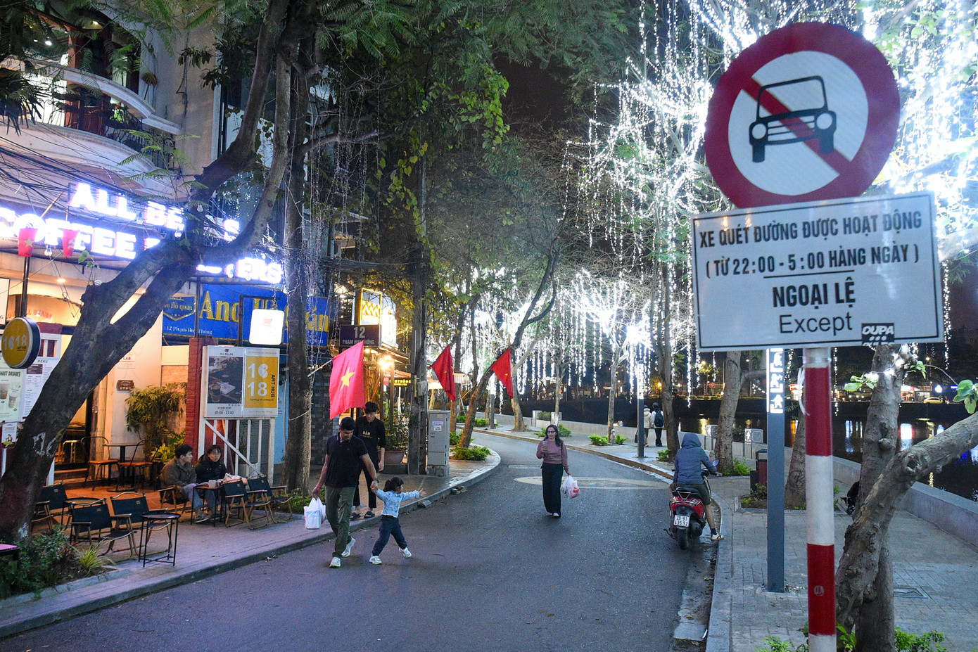 Theo người dân xung quanh, tuyến phố này chưa thu hút được khách vì chưa có nét đặc trưng và thiếu hoạt động vui chơi giải trí. Nếu không có những biện pháp để khắc phục, tình trạng các tuyến phố đi bộ gây lãng phí, không đạt hiệu quả sẽ còn tiếp tục gây ảnh hưởng xấu tới đô thị Hà Nội. Theo người dân xung quanh, tuyến phố này chưa thu hút được khách vì chưa có nét đặc trưng và thiếu hoạt động vui chơi giải trí. Nếu không có những biện pháp để khắc phục, tình trạng các tuyến phố đi bộ gây lãng phí, không đạt hiệu quả sẽ còn tiếp tục gây ảnh hưởng xấu tới đô thị Hà Nội.