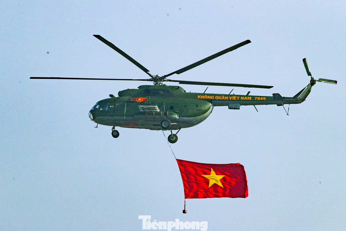 Trong buổi tổng duyệt, những chiếc trực thăng Mi mang theo lá cờ Tổ quốc bay trên bầu trời Hà Nội.