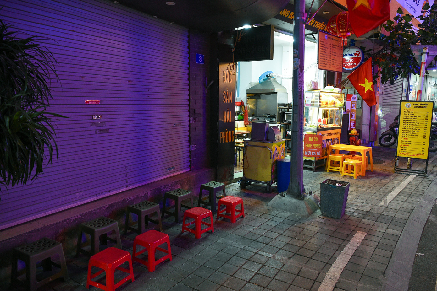 Lúc 20h tối thứ bảy, dù vào khung giờ cao điểm nhưng phố ẩm thực vẫn không có người qua lại. Lúc 20h tối thứ bảy, dù vào khung giờ cao điểm nhưng phố ẩm thực vẫn không có người qua lại.