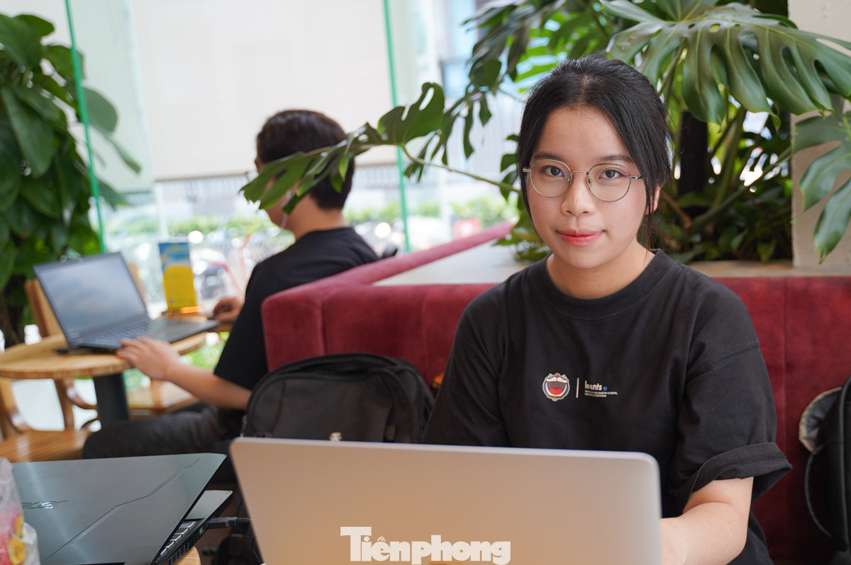 Nhiệt độ bên ngoài oi bức, nhiều người chọn đến quán cà phê có máy lạnh để vừa làm việc, vừa tránh nóng.