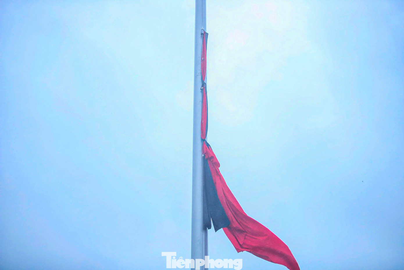 Cờ rủ được kéo lên trước Lăng Chủ tịch Hồ Chí Minh. Cờ rủ được kéo lên trước Lăng Chủ tịch Hồ Chí Minh.
