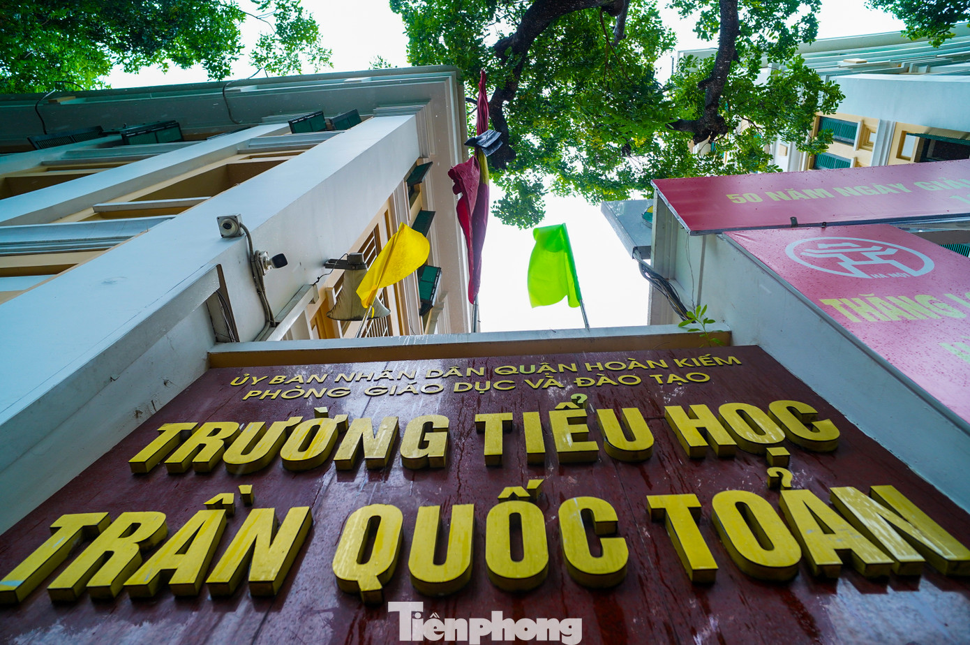 Cờ rủ treo tại cổng Trường tiểu học Trần Quốc Toản (quận Hoàn Kiếm). Cờ rủ treo tại cổng Trường tiểu học Trần Quốc Toản (quận Hoàn Kiếm).