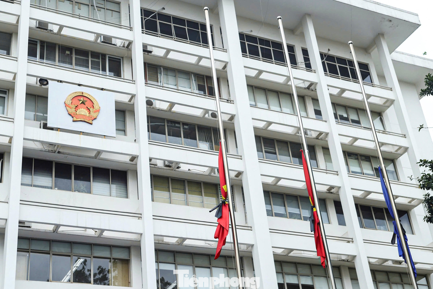 Cờ Tổ quốc được treo rủ tại trụ sở Bộ Y tế sáng nay (24/5). Cờ Tổ quốc được treo rủ tại trụ sở Bộ Y tế sáng nay (24/5).