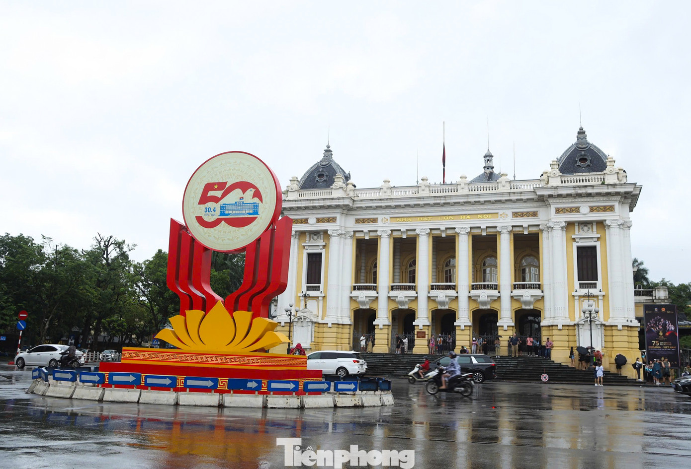 Cờ rủ cùng dải băng đen tại Nhà hát Lớn Hà Nội. Cờ rủ cùng dải băng đen tại Nhà hát Lớn Hà Nội.
