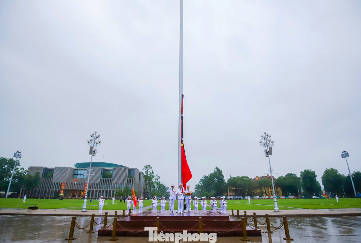 Đúng 6 giờ sáng 24/5, Bộ tư lệnh Lăng Chủ tịch Hồ Chí Minh đã thực hiện nghi lễ treo băng tang lên lá quốc kỳ và thượng cờ rủ tại Quảng trường Ba Đình, bắt đầu Quốc tang nguyên Chủ tịch nước Trần Đức Lương. Đúng 6 giờ sáng 24/5, Bộ tư lệnh Lăng Chủ tịch Hồ Chí Minh đã thực hiện nghi lễ treo băng tang lên lá quốc kỳ và thượng cờ rủ tại Quảng trường Ba Đình, bắt đầu Quốc tang nguyên Chủ tịch nước Trần Đức Lương.