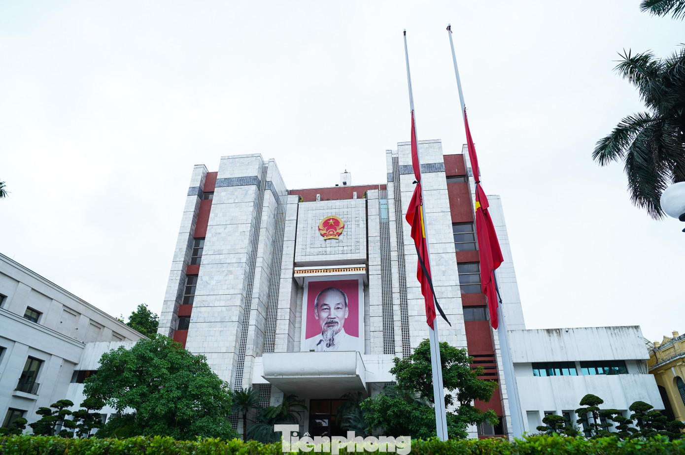 Cờ rủ được treo tại trụ sở Hội đồng nhân dân, Ủy ban nhân dân thành phố Hà Nội. Cờ rủ được treo tại trụ sở Hội đồng nhân dân, Ủy ban nhân dân thành phố Hà Nội.