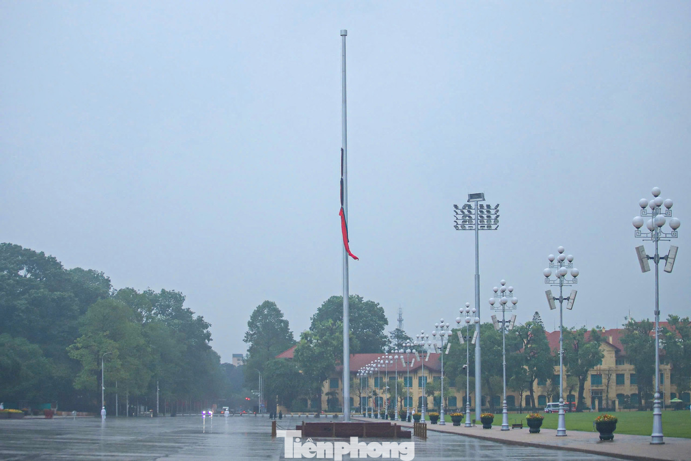 Cờ rủ được kéo lên trước Lăng Chủ tịch Hồ Chí Minh. Cờ rủ được kéo lên trước Lăng Chủ tịch Hồ Chí Minh.