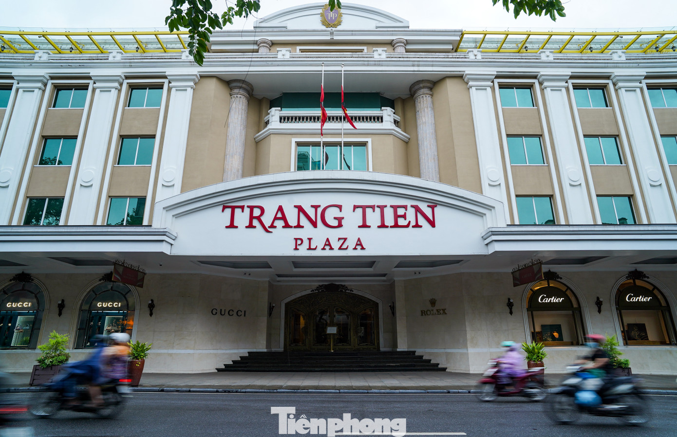 Nhiều trung tâm thương mại cũng đã treo cờ rủ Quốc tang nguyên Chủ tịch nước Trần Đức Lương. Nhiều trung tâm thương mại cũng đã treo cờ rủ Quốc tang nguyên Chủ tịch nước Trần Đức Lương.