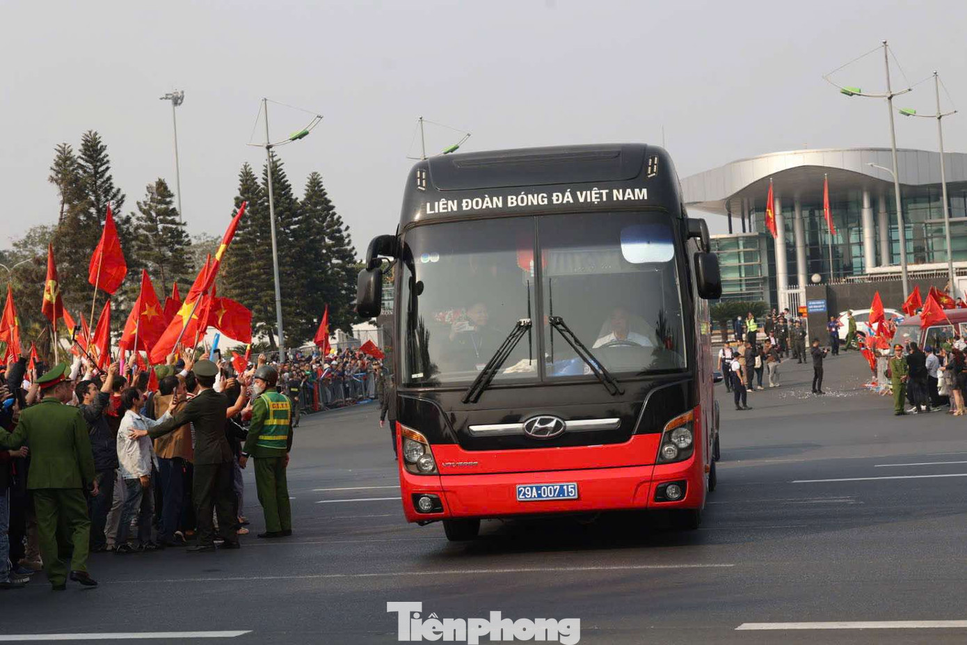Xe chở các cầu thủ rời Nội Bài trong không khí reo hò của người hâm mộ.