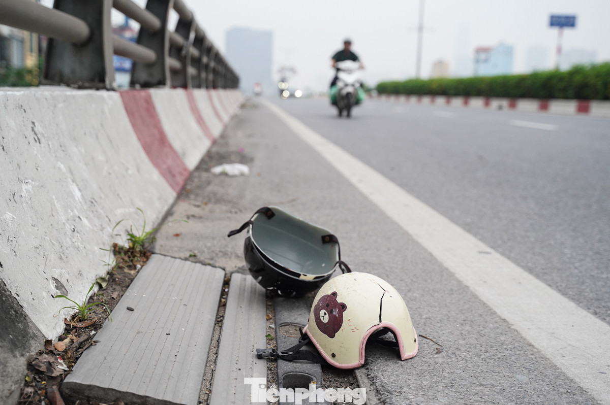 Phản hồi báo Tiền Phong về vấn đề rác thải trên Vành đai 2 trên cao (đoạn nút giao Cầu Giấy đến nút giao Võ Chí Công), bà Đỗ Thị Thanh Thủy - Phó Tổng giám đốc Công ty CP Công trình Giao thông Hà Nội cho biết: "Theo phân cấp của UBND Thành phố về môi trường thì hiện tại việc vệ sinh, quét dọn sẽ do UBND các quận huyện quản lý. Công ty CP Công trình Giao thông Hà Nội chỉ quản lý về hạ tầng".