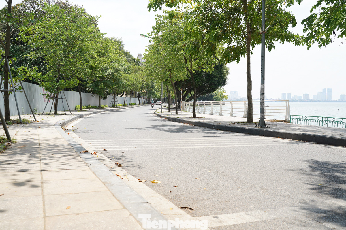 Hình ảnh ghi nhận lúc 13h30 tại đường ven Hồ Tây.