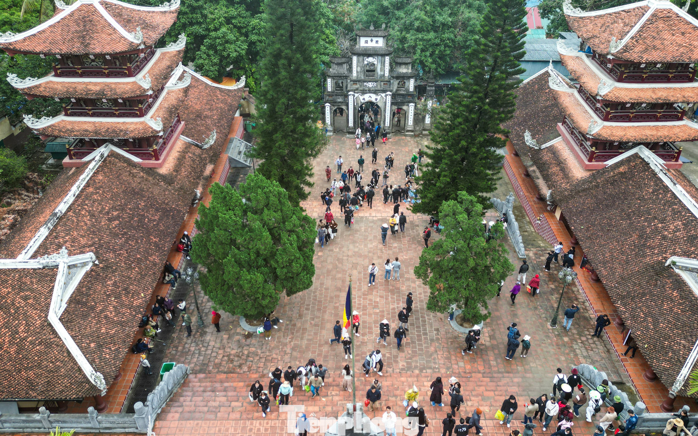 Ngày khai hội chùa Hương rơi vào ngày đi làm đầu tiên trong năm mới nên vì vậy lượng khách cũng thuyên giảm. Hơn nữa, lễ hội chùa Hương kéo dài đến hết 3 tháng Âm lịch nên nhiều người chưa cần thiết phải đi ngay.