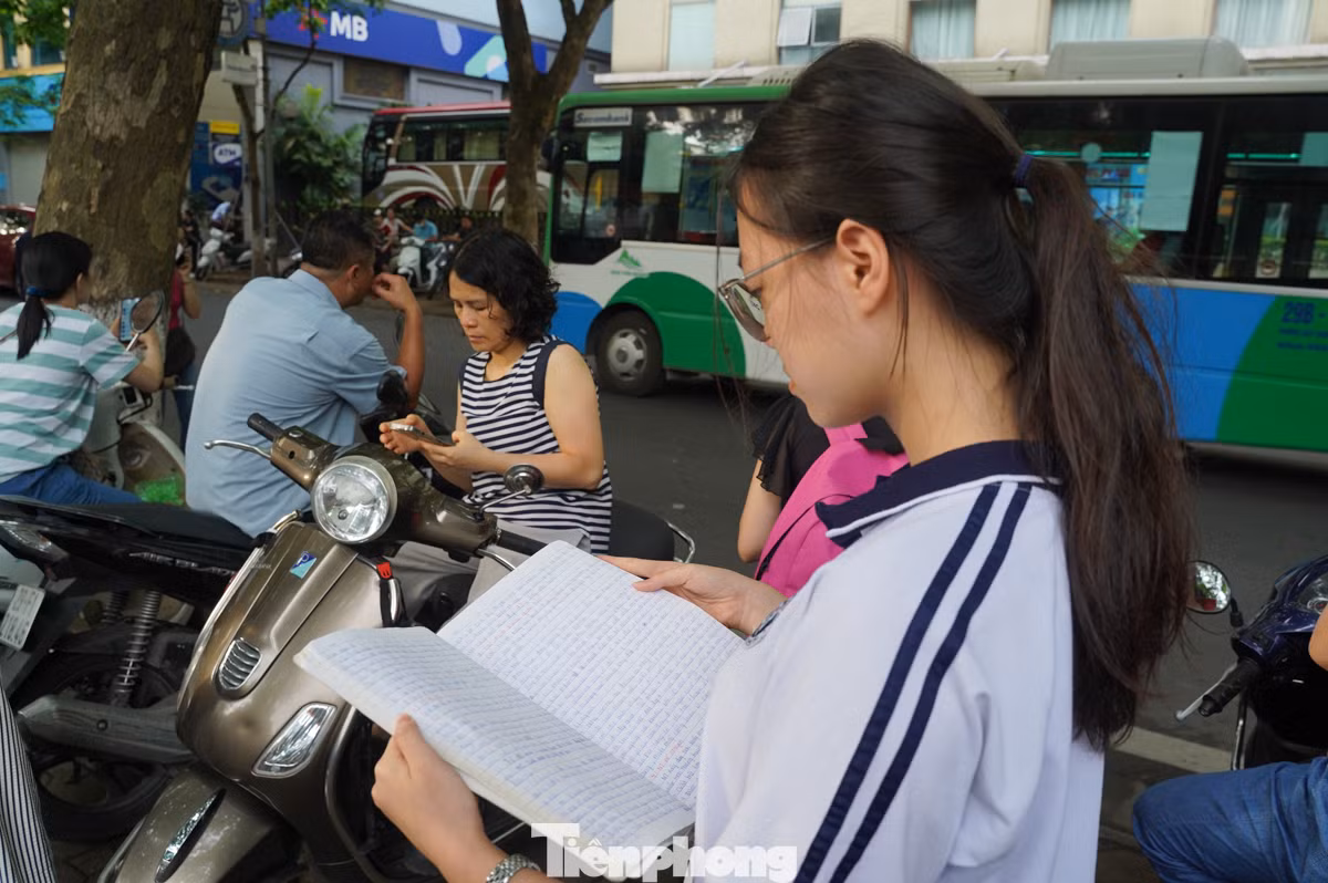 Sát giờ thi, thí sinh vẫn tranh thủ ôn bài.
