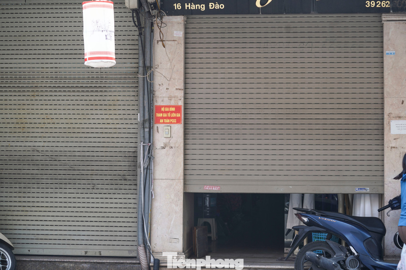 Không khí tại đây trở nên vắng lặng lạ thường nhưng theo ghi nhận của PV Tiền Phong, vẫn có một số tiểu thương hé cửa bán cho khách quen hoặc giao hàng cho shipper. Không khí tại đây trở nên vắng lặng lạ thường nhưng theo ghi nhận của PV Tiền Phong, vẫn có một số tiểu thương hé cửa bán cho khách quen hoặc giao hàng cho shipper.