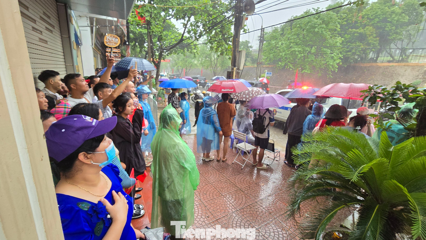 Ngoài đường, hàng vạn người dân đội mưa đón chờ màn diễu binh, diễu hành kỷ niệm 70 năm chiến thắng Điện Biên Phủ.