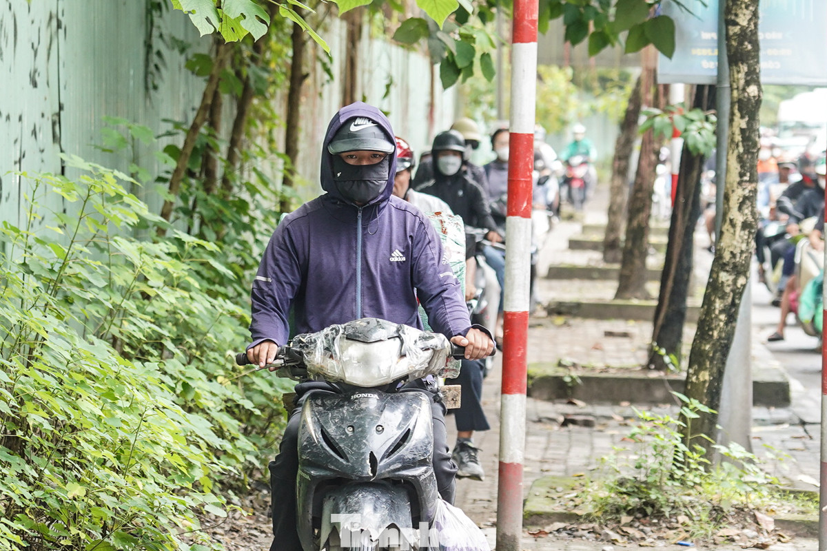 Các phương tiện di chuyển khó khăn hướng vào nội đô, hàng dài xe phải leo lên vỉa hè để "thoát tắc".