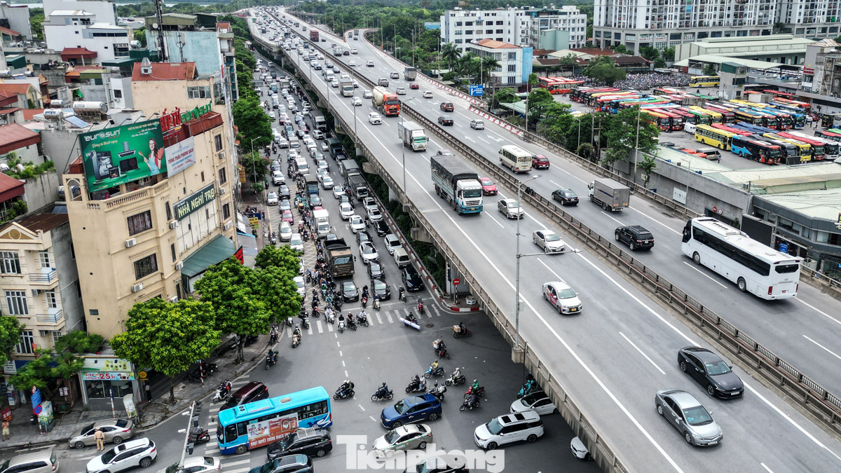Ngã tư Giải Phóng - Ngọc Hồi (đoạn gần Bến xe Nước Ngầm) lúc 11h sáng nay.