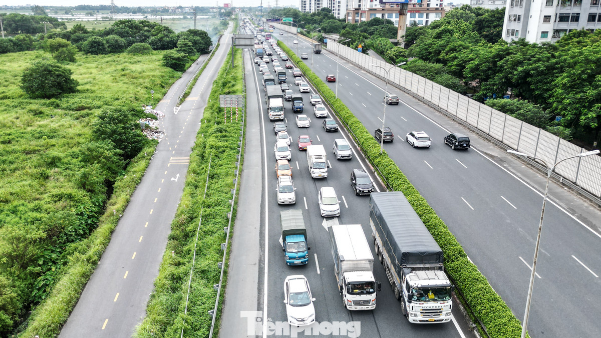 Sáng 3/9 - ngày cuối cùng của kỳ nghỉ lễ, rất đông người từ các tỉnh, thành phố đổ về Thủ đô từ sớm.