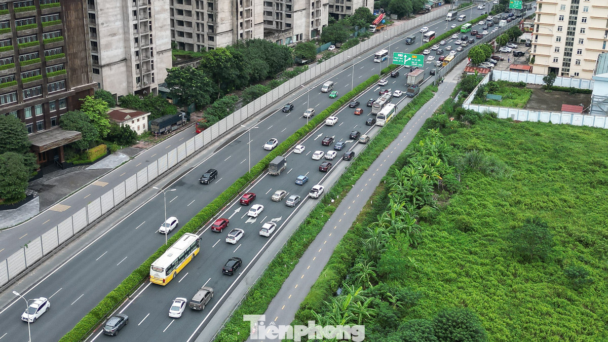 Ùn tắc hàng km khiến nhiều phương tiện đi vào làn dừng khẩn cấp bất chấp quy định cấm.