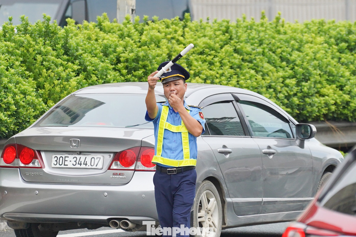 Lực lượng chức năng đã có mặt từ sớm trên cao tốc Pháp Vân - Cầu Giẽ để phân làn cho các phương tiện.