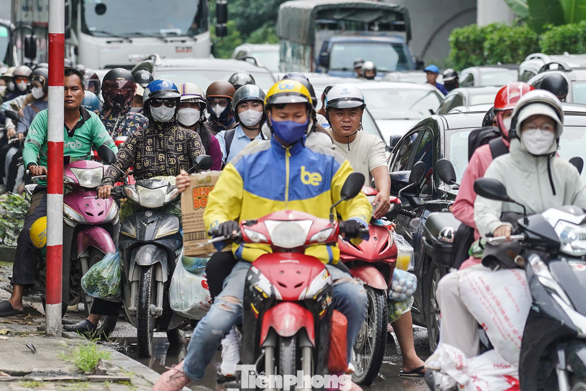 Các phương tiện di chuyển khó khăn hướng vào nội đô, hàng dài xe phải leo lên vỉa hè để "thoát tắc".