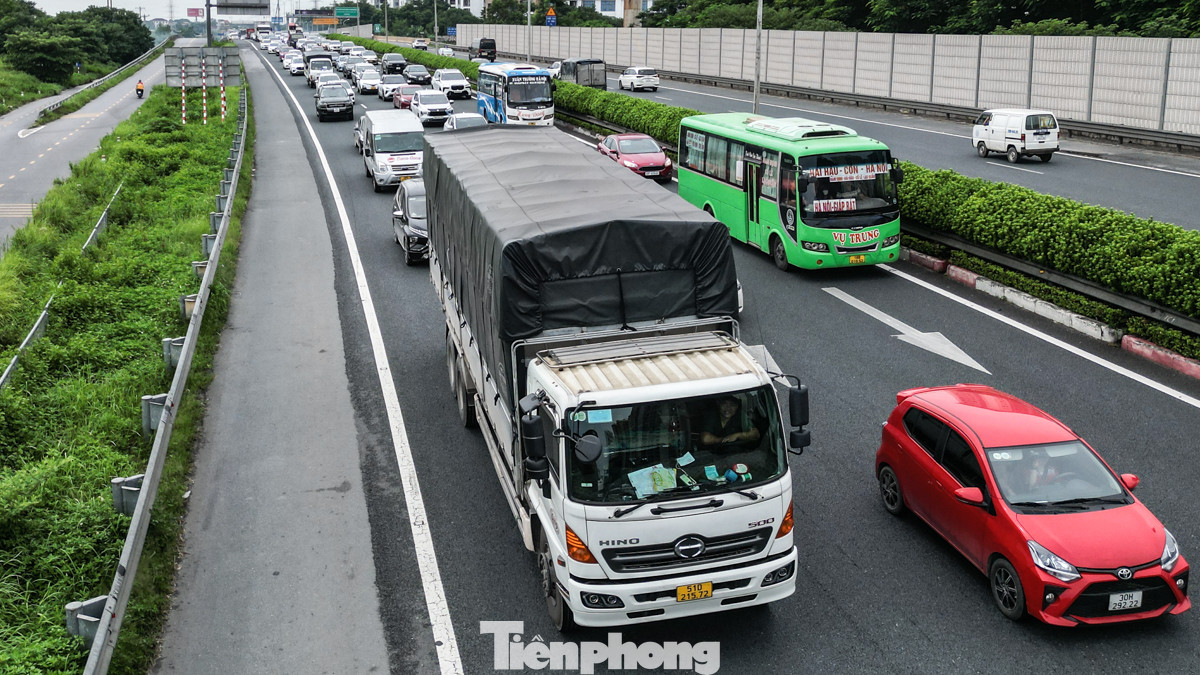 Anh Lê Hiếu Dũng (quê Nam Định) chia sẻ: "Tôi nghĩ chiều nay sẽ đông nên đã đi từ hơn 5 giờ sáng, nhưng không ngờ buổi sáng mà cũng tắc đường như thế này."