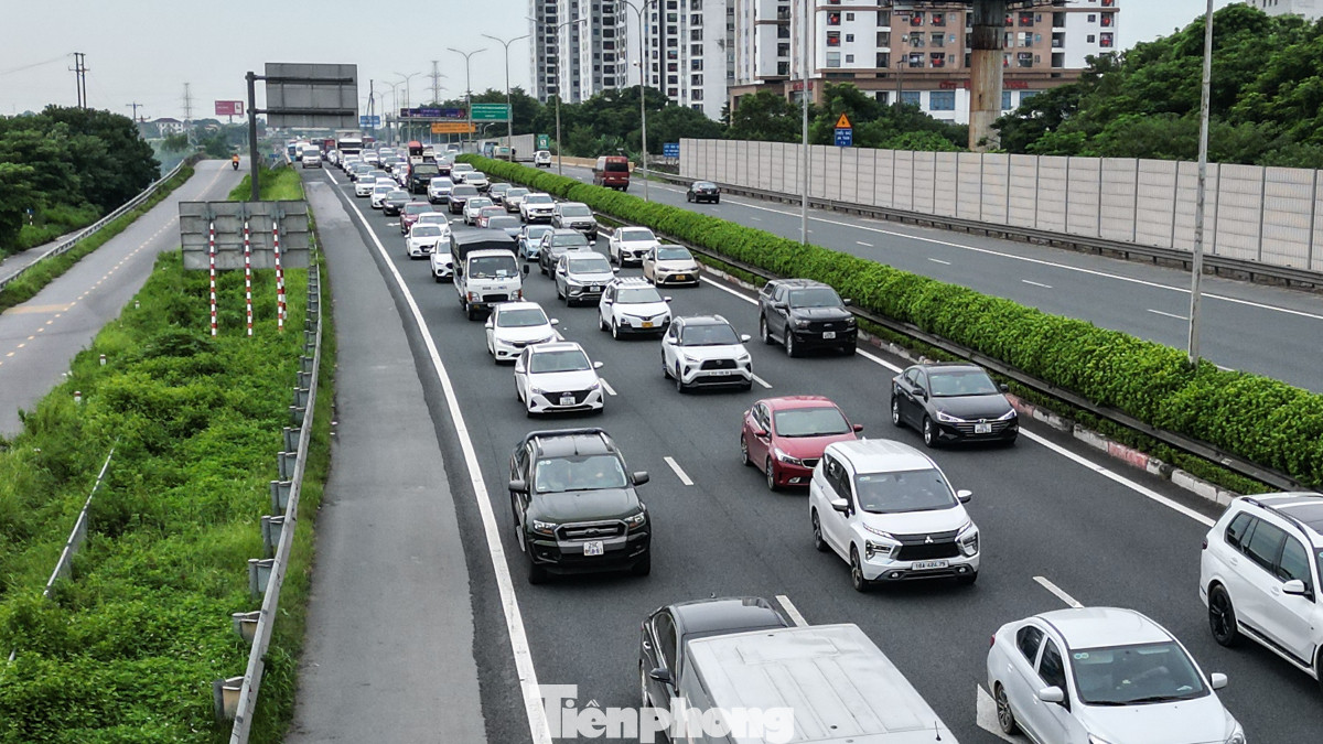 Anh Lê Hiếu Dũng (quê Nam Định) chia sẻ: "Tôi nghĩ chiều nay sẽ đông nên đã đi từ hơn 5 giờ sáng, nhưng không ngờ buổi sáng mà cũng tắc đường như thế này."