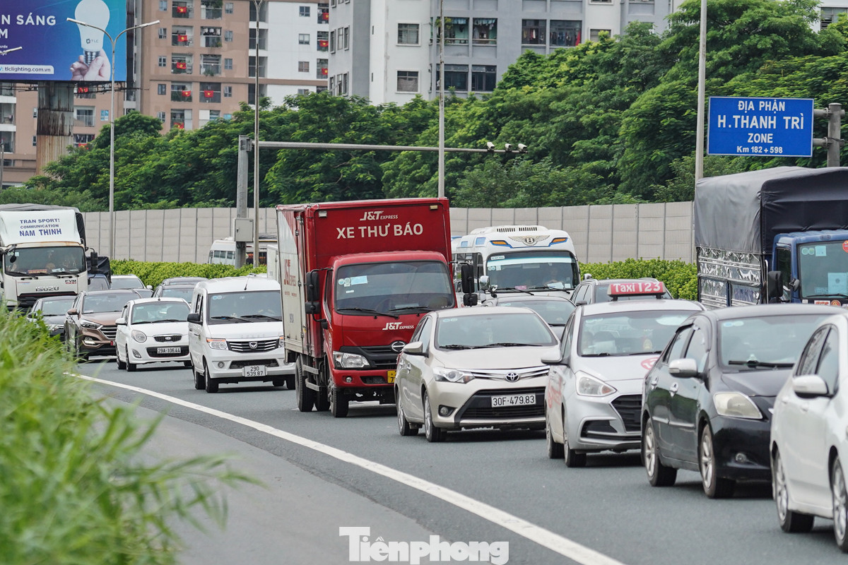 Từng hàng xe nối dài trên cao tốc Pháp Vân - Cầu Giẽ.