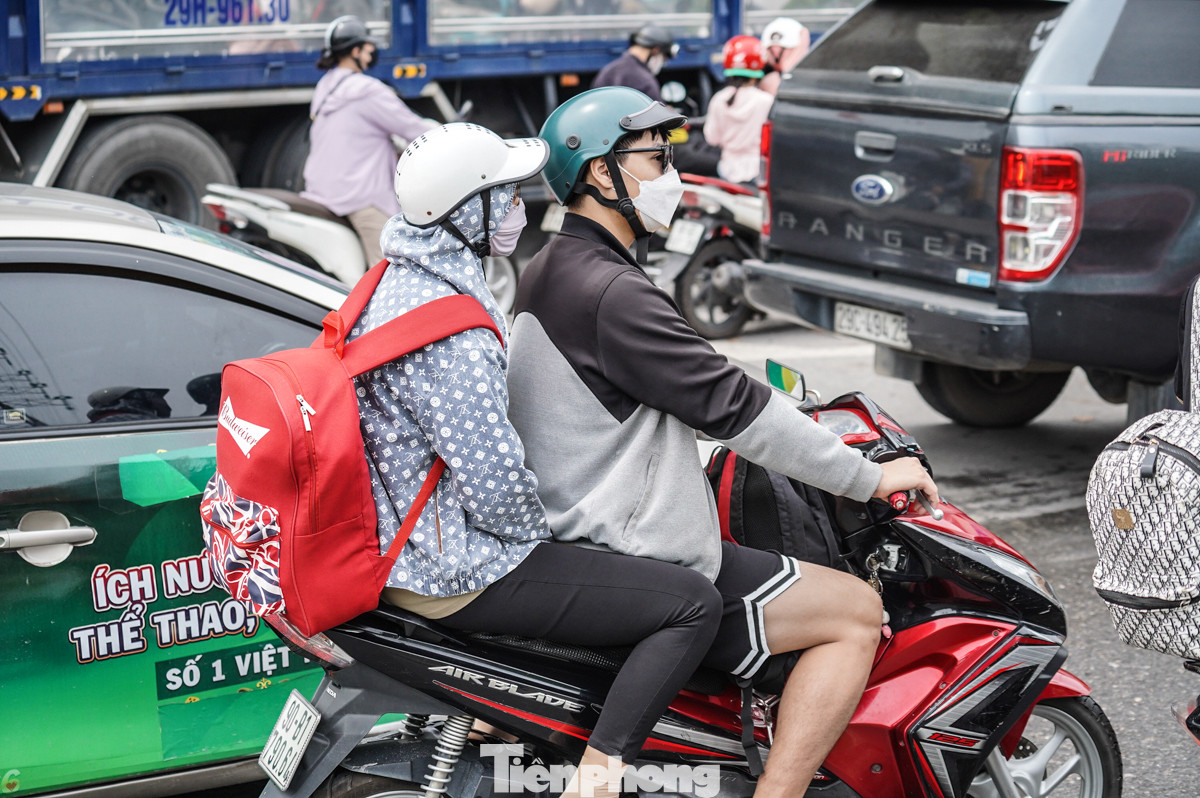 "Tôi tranh thủ trở lại Hà Nội sớm hơn mọi năm để tránh tình trạng đông đúc, ùn tắc", anh Lê Minh (quê Bắc Giang) chia sẻ.