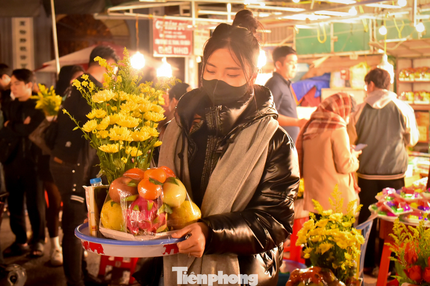 Mỗi người đến Phủ đều cố gắng bày lễ thật tươm tất để tỏ lòng thành.