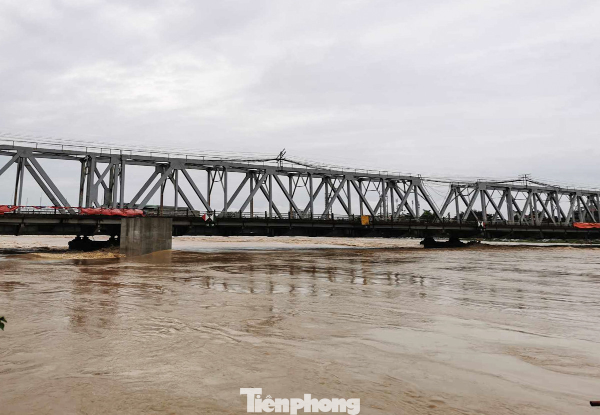 Tại cầu Đuống, Sở GTVT Hà Nội ra quyết định cấm người đi bộ và phương tiện đi lại trên cầu Đuống từ 22h ngày 10/9.