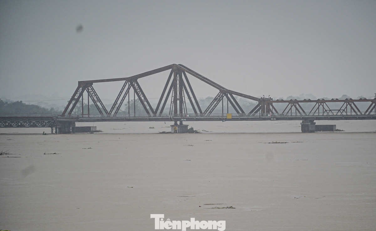 Lúc 17h ngày 11/9, mực nước sông Hồng tại Hà Nội đã ngưng tăng khi đạt 11,22m, cách báo động 3 là 28cm. Mực nước lũ về sông Hồng trong 2 tiếng qua là 0cm/h.