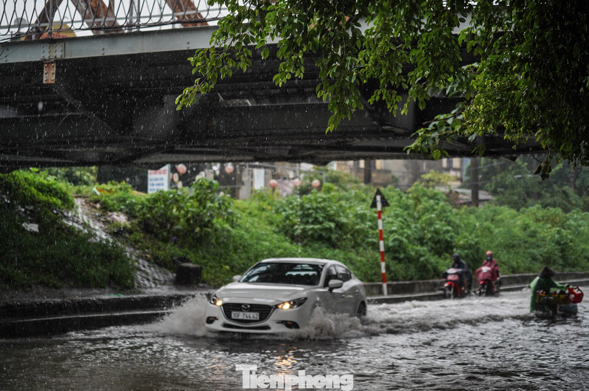 Phía gầm cầu Long Biên nước ngập nhẹ, người dân đi lại khó khăn.