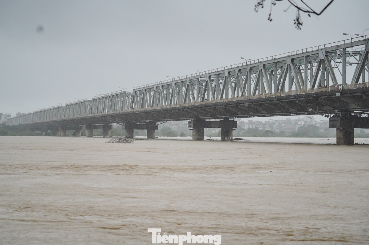 Mực nước sông Hồng tại khu vực cầu Chương Dương lúc 16h chiều nay.